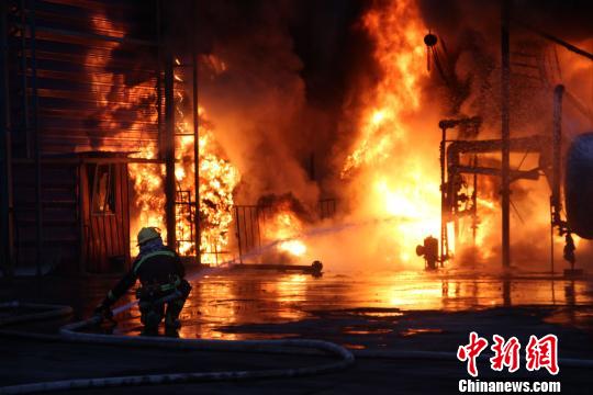 青海甘河工业园区一化工厂发生火灾