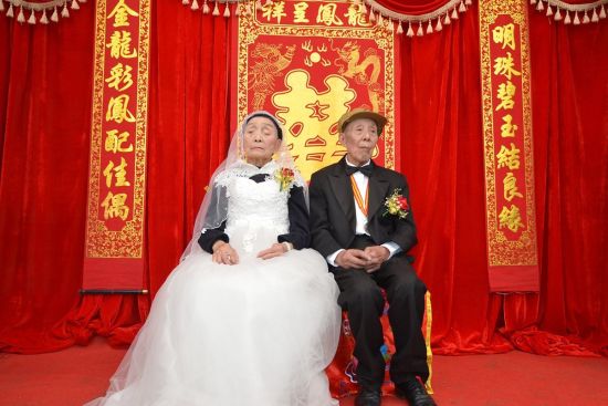 94岁抗战老兵为让老伴快乐举办钻石婚礼(图)