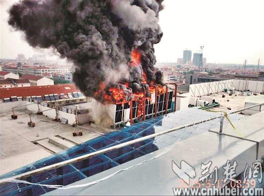 武汉一在建商场楼顶失火 空调冷却塔被烧无人