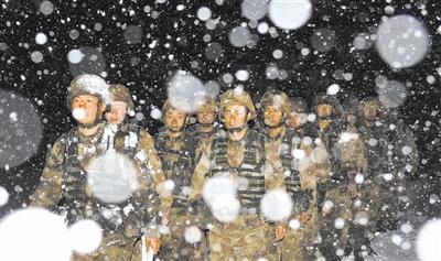 解放军川西高原风雪中训练 创新20多种战法(图