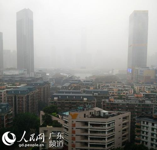 广州发布暴雨Ⅱ级预警 各区现暴雨局部大暴雨