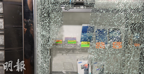 香港笨贼自制流星锤打爆橱窗 偷走两部样板手机