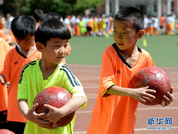 棚改"光屁股小孩"足球圆梦