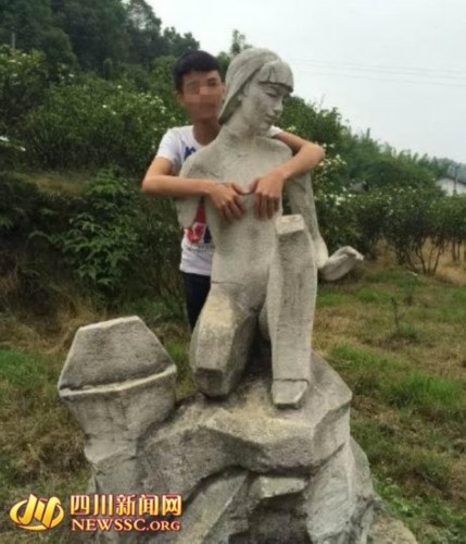 赵一曼雕像遭袭胸猥亵? 记者求证系计生宣传雕像