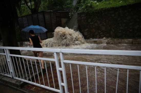 东莞大暴雨多地 水浸街 积水到行人膝盖