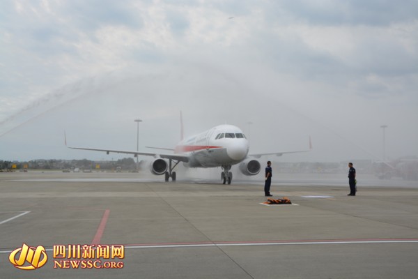 川航迎第一百架飞机A321 执飞成都到北京航班