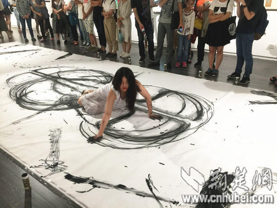 女<em>大学生</em>以<em>人体</em>作画 展现女性之美_新闻中心_