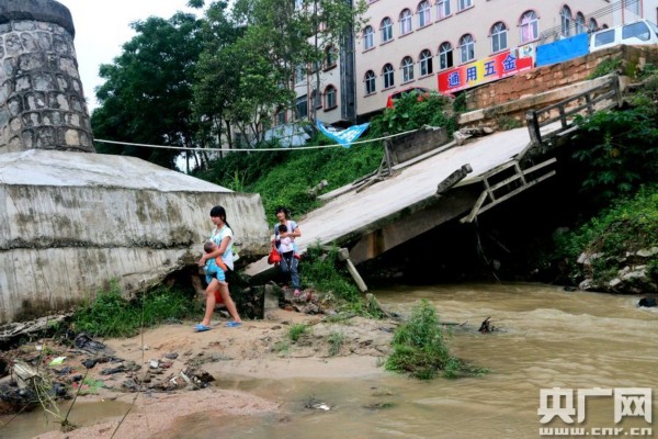 广西梧州,龙圩区广平镇夏村被洪水冲毁的桥梁.图片