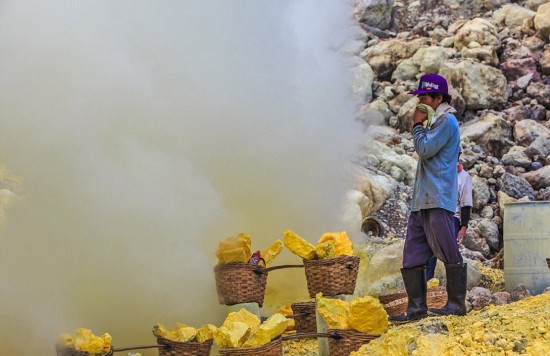 印尼矿工火山口采硫磺 毒气肆虐随时有生命危