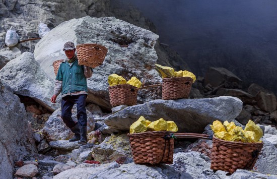 印尼矿工火山口采硫磺 毒气肆虐随时有生命危
