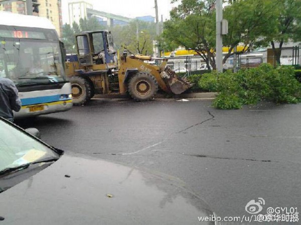 北京一有轨电车导电杆戳中铲车 司机死亡