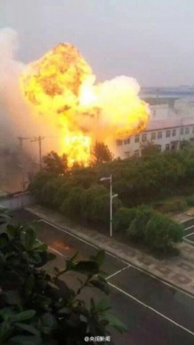 沈阳企业厂房内金属钠遇雨水后爆炸燃烧