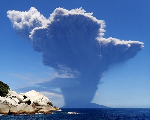 日本鹿儿岛火山喷发1人受伤 安倍指示全力救援