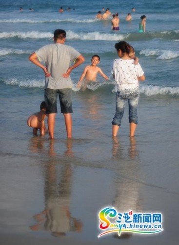 三亚孩子避暑戏水做游戏 欢度六一国际儿童节