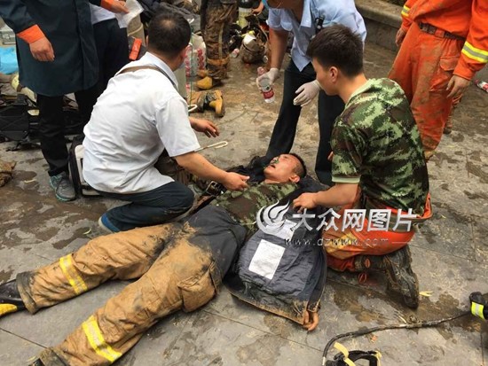 济南多名维修工被困防空洞 营救消防员出现昏