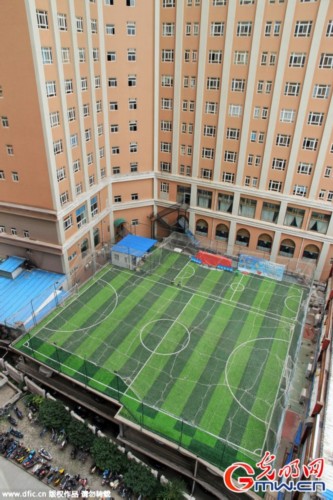 郑州小伙楼顶建900平米空中足球场