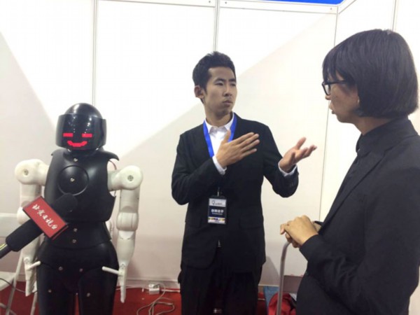 [城事]北京聋哑大学生研发我国首款手语机器人