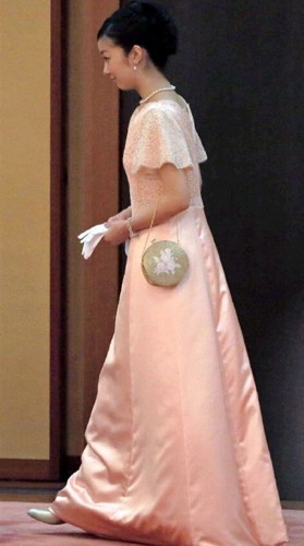 日本佳子公主粉嫩裙装出席皇宫晚宴