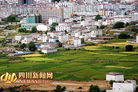 杜玉全 摄影报道)四川甘孜州乡城县位于横断山脉沙鲁里山的深山峡谷中