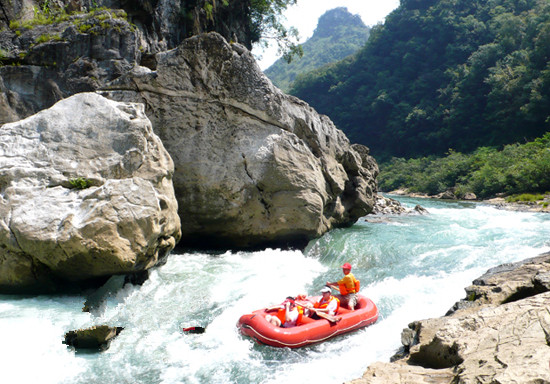 荔波首届漂流节激情开漂 等你来嗨