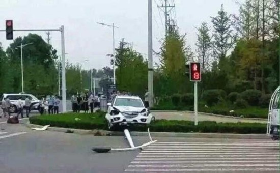 山东警察驾无牌车撞死2名学生 否认酒驾称吃了