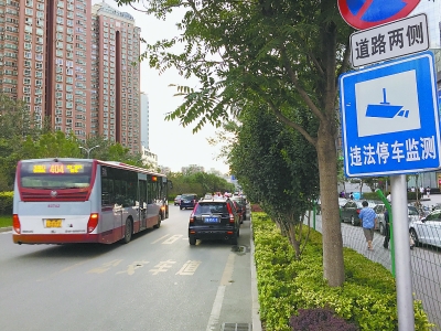 记者致电路边一家饺子馆,询问附近是否有停车位时,服