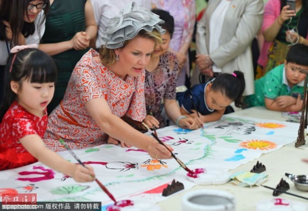 比利时国王王后学习中国传统文化