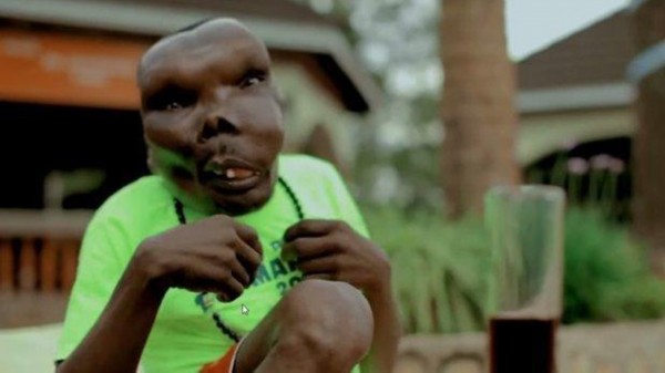 乌干达被称 最丑 男子靠脸吃饭 已生8个孩子_中