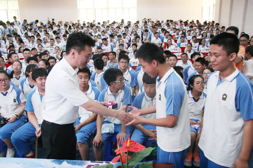 陪伴学生四年的老师用诙谐中满载情感的话语告诉学生们《时间都去哪