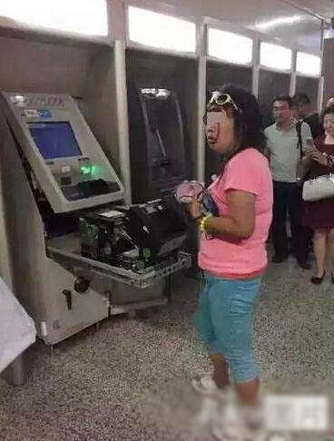 东北女汉子徒手拆ATM机 <em>去年</em>曾有东莞<em>妹子</em>也