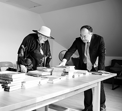 图为《十月》总编陈东捷向汉学家乌金介绍中东欧文学丛书.任鹏摄