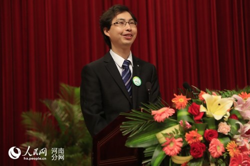 "最美医生"严正抵郑 传播正能量受追捧