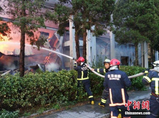 北京大红门附近一工厂起火 浓烟冲天