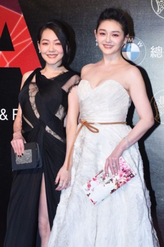 台湾金曲奖女星珠宝秀 <em>张惠妹</em>戴千万级<em>蓝</em>宝石