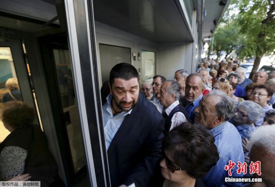 希腊白发老人蜂拥取钱 银行剽悍保安被挤歪(组