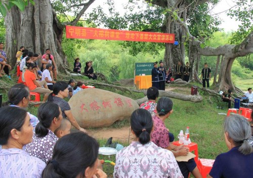 7月2日 壮族山歌手在广西壮族自治区宁明县明江镇"大榕树课堂"向群众