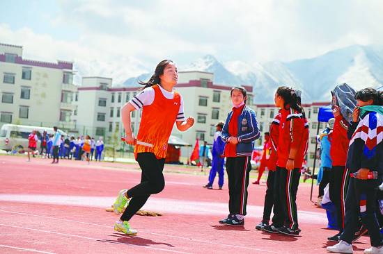 拉萨北京实验中学的学生在参加体育活动.