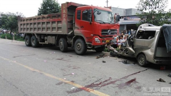 四川:大货车逆行撞面包车致7死现场_中国网教