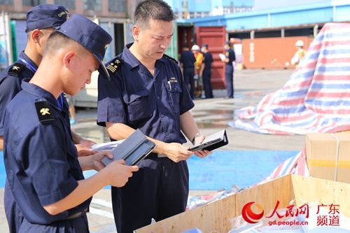 高温下的坚守:海关查验员钻进"铁皮蒸笼"集装箱