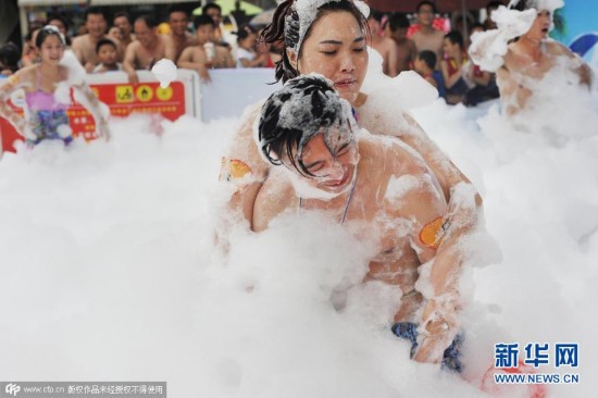 武汉上演泡泡浴大战 <em>女生</em>斗志高扬贴身<em>肉搏</em>_