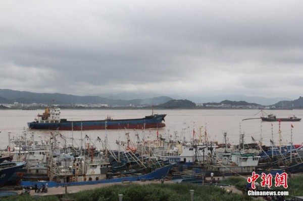 台风 灿鸿 逼近 浙江台州边防协助渔民转移物资