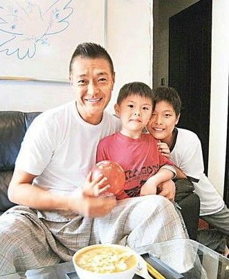 李连杰受甲亢折磨 揭秘昔日武打明星生活现状