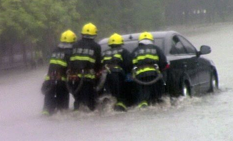 天津特大暴雨：涉水车辆在水中熄火人被困在车内..