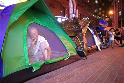家长提前8天雨中支帐篷排队 让孩子上公办幼儿园