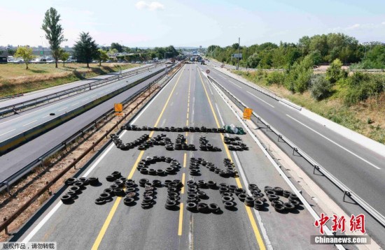 法国农民开卡车堵路 用轮胎拼字抗议收入降低