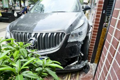 成都<em>女司机误把油门当刹车</em> 越野车撞上理发店