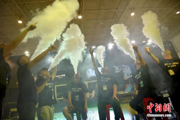 首届北京电子烟博览会举行 蒸汽大赛秀人工雾