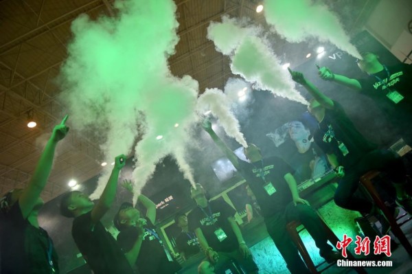 首届北京电子烟博览会举行 蒸汽大赛秀人工雾