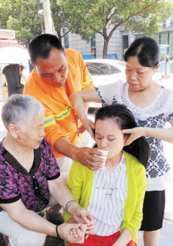 广东女教师晕倒街头 长沙市民紧急施救