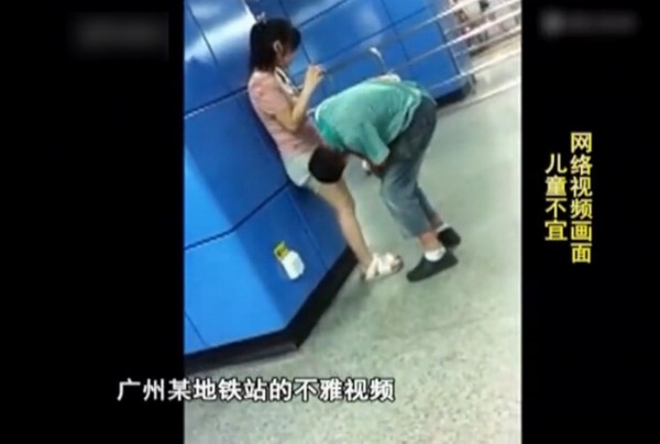 实拍:情侣地铁不雅一幕 当众摸胸掀裙_新闻中